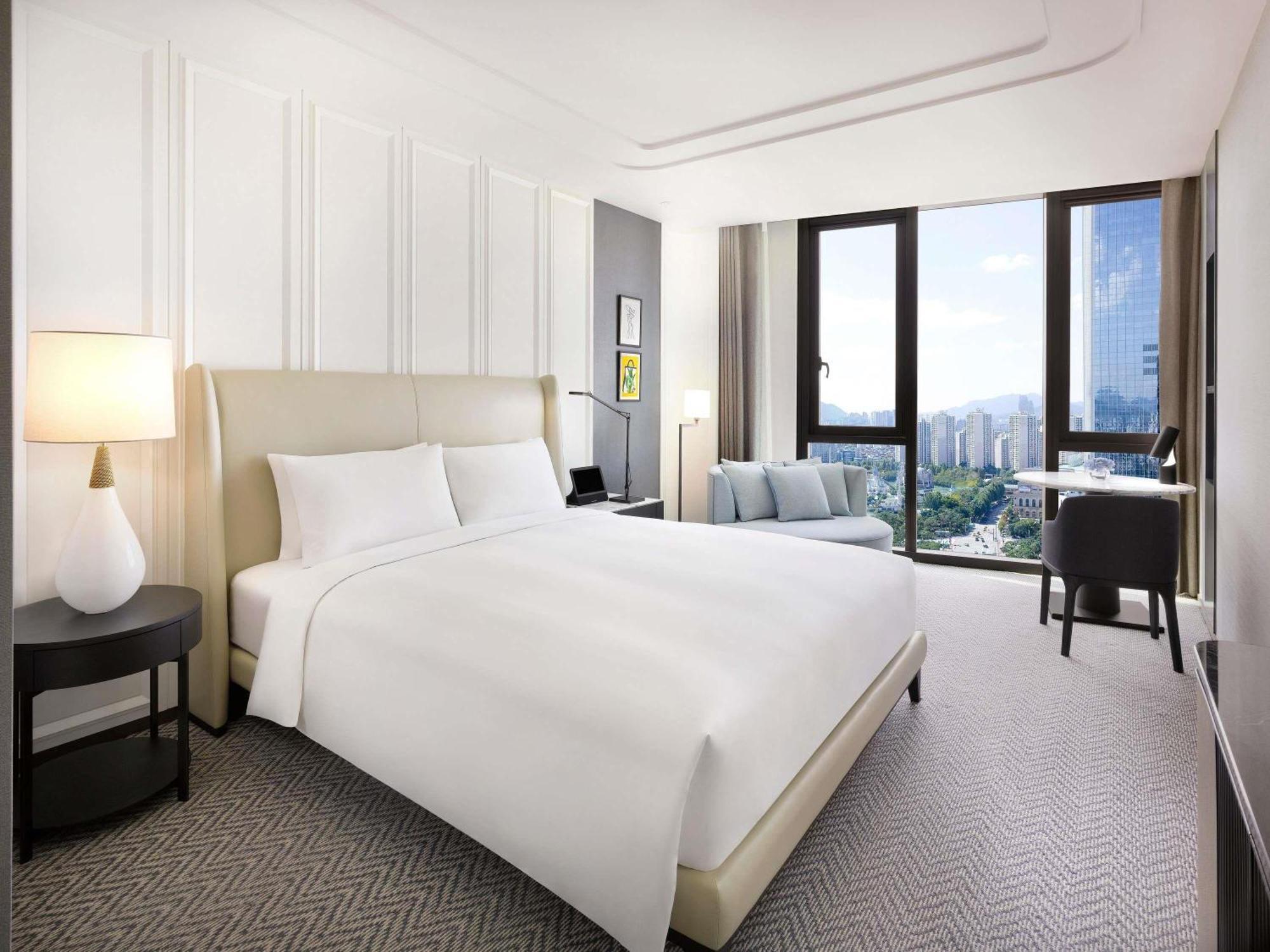 Luxury Lake Room with 1 King Size Bed, Lake View